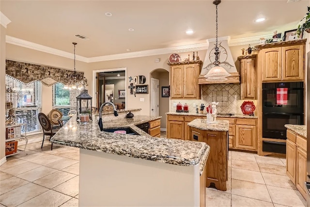 kitchen featuring backsplash, an island with sink, arched walkways, dobule oven black, and a sink