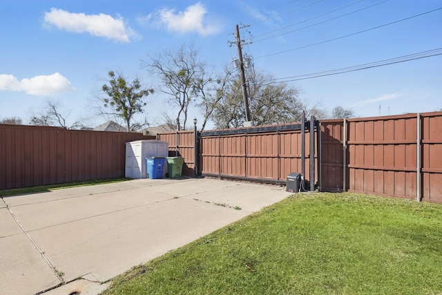 view of yard featuring a gate and fence