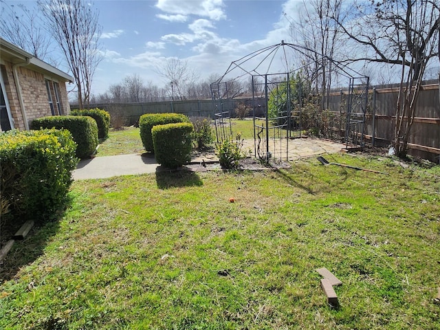 view of yard featuring a fenced backyard