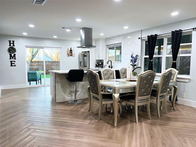 dining area featuring recessed lighting, visible vents, and baseboards