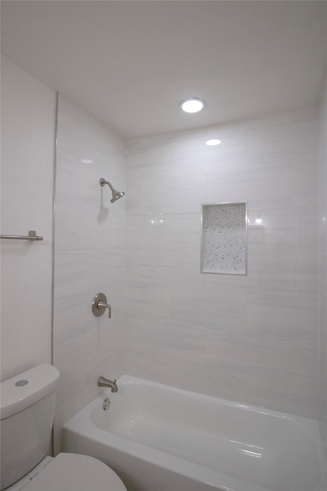 full bathroom with toilet and bathing tub / shower combination