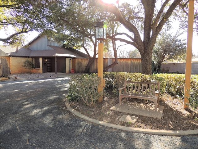 view of front facade with fence