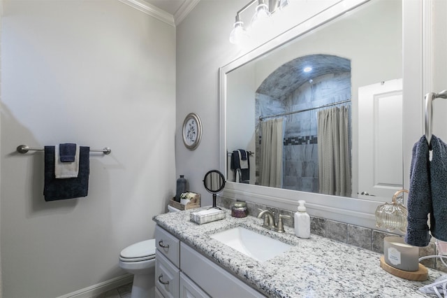 bathroom with crown molding, baseboards, toilet, tiled shower, and vanity