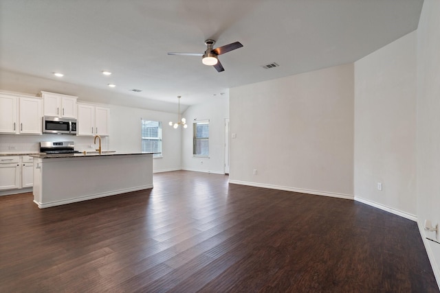 kitchen with visible vents, ceiling fan with notable chandelier, a sink, appliances with stainless steel finishes, and dark wood-style flooring