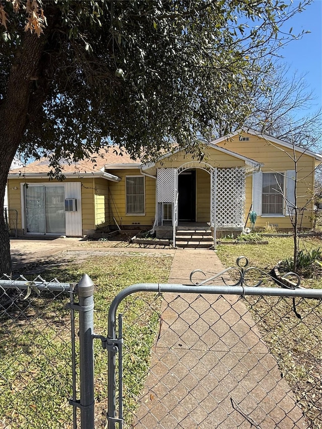 view of front facade featuring a fenced front yard