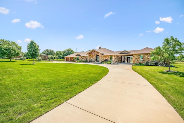 view of front of home featuring a front yard and driveway