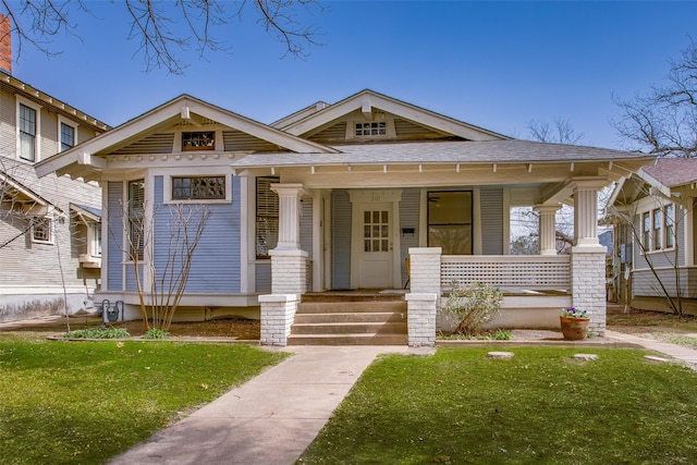 view of front of property featuring a porch and a front yard