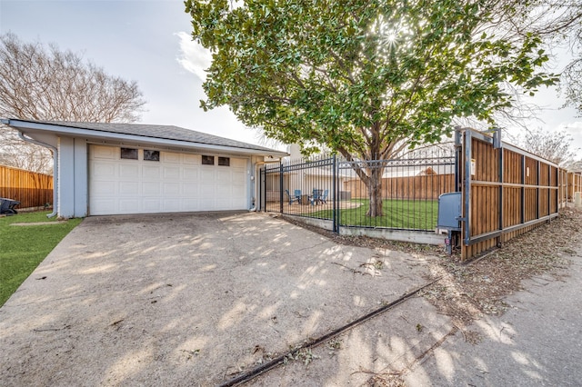 view of front of property with a detached garage, fence, a front yard, roof with shingles, and an outdoor structure