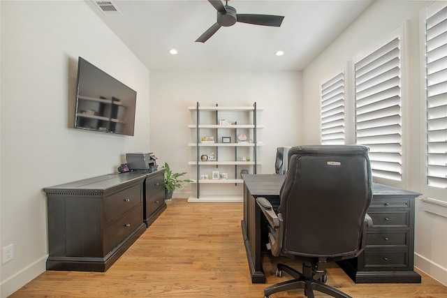 office area with recessed lighting, visible vents, light wood-style flooring, and ceiling fan