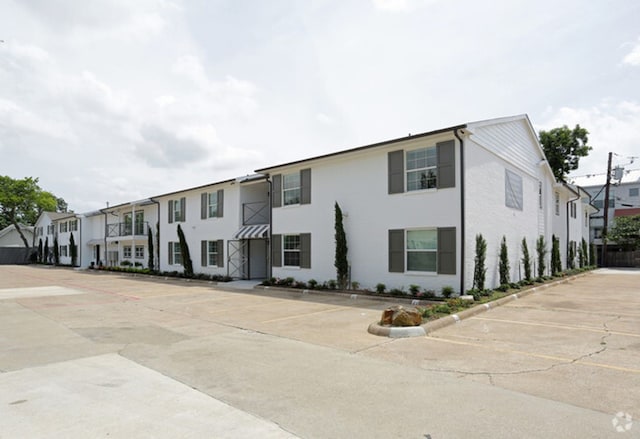 view of building exterior featuring a residential view