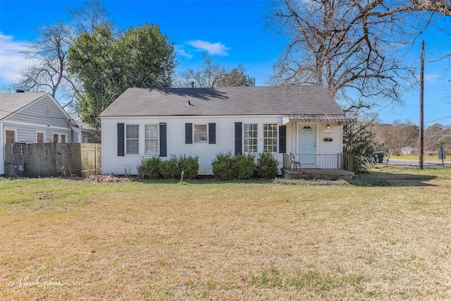 view of front facade with a front lawn and fence