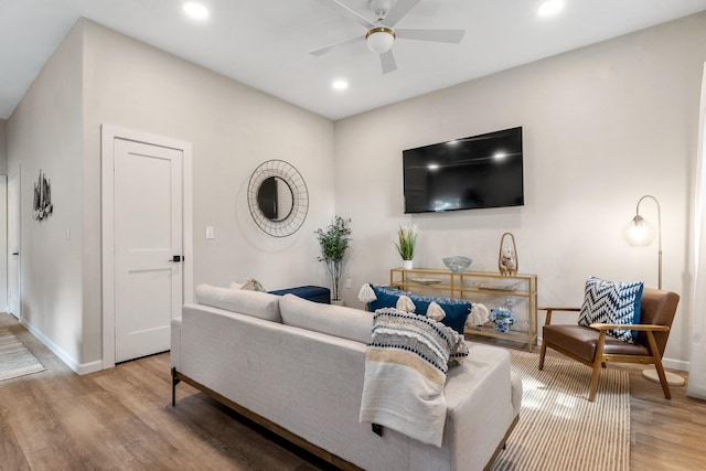 living room with recessed lighting, wood finished floors, baseboards, and ceiling fan