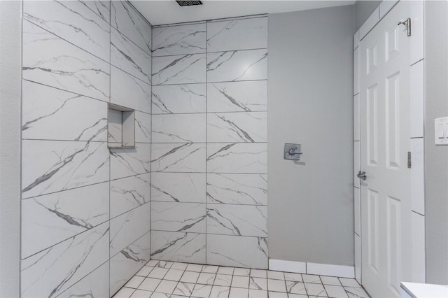 bathroom featuring a tile shower