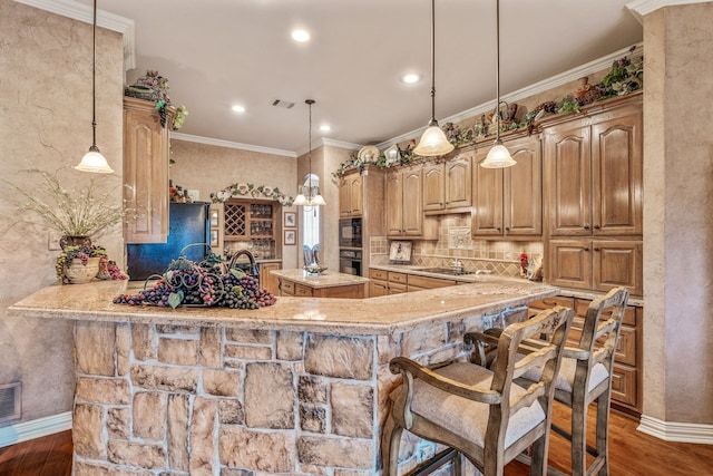 kitchen with visible vents, black appliances, wood finished floors, and crown molding