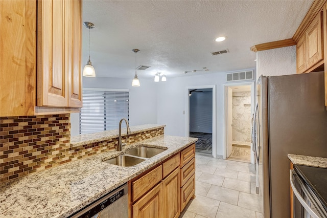 kitchen with tasteful backsplash, visible vents, stainless steel appliances, and a sink