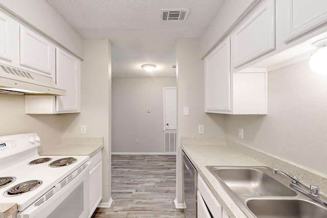 kitchen featuring visible vents, a sink, under cabinet range hood, a textured ceiling, and white electric range oven