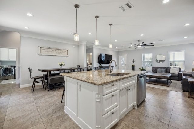 kitchen with visible vents, washing machine and clothes dryer, a sink, dishwasher, and open floor plan