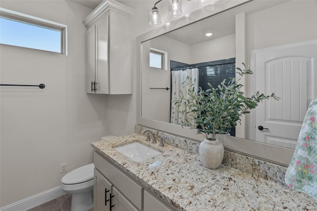 full bath with vanity, a shower with shower curtain, toilet, and baseboards