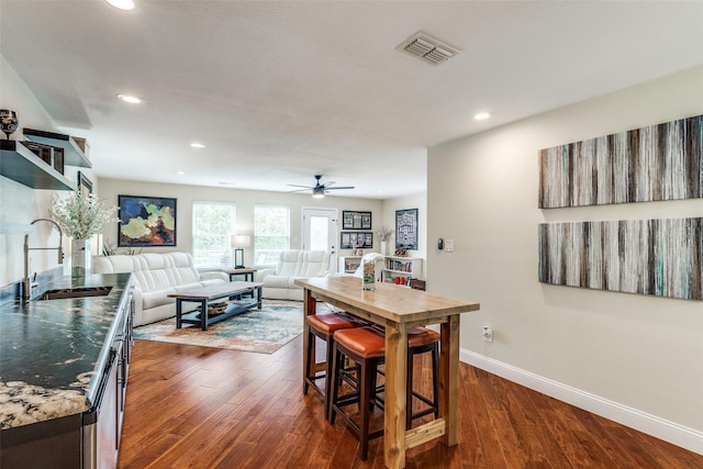 dining space featuring visible vents, dark wood-type flooring, baseboards, recessed lighting, and a ceiling fan