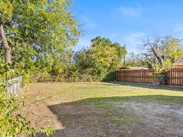 view of yard featuring a fenced backyard