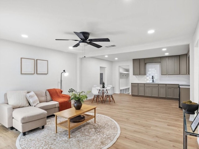 living room featuring recessed lighting, light wood-style floors, visible vents, and ceiling fan