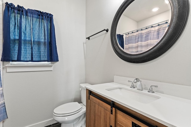 full bath featuring vanity, baseboards, a shower with curtain, and toilet
