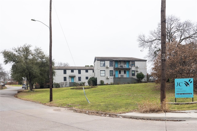 view of front of house featuring a front lawn