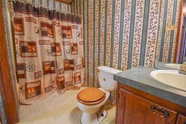 full bath with vanity, curtained shower, and toilet