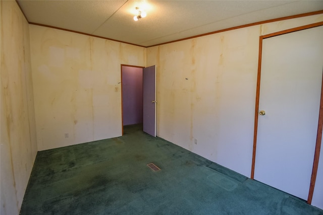 carpeted empty room with visible vents and ornamental molding