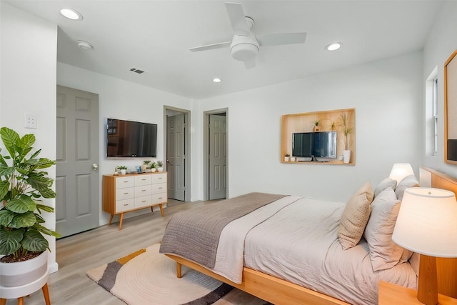 bedroom with recessed lighting, visible vents, light wood finished floors, and ceiling fan