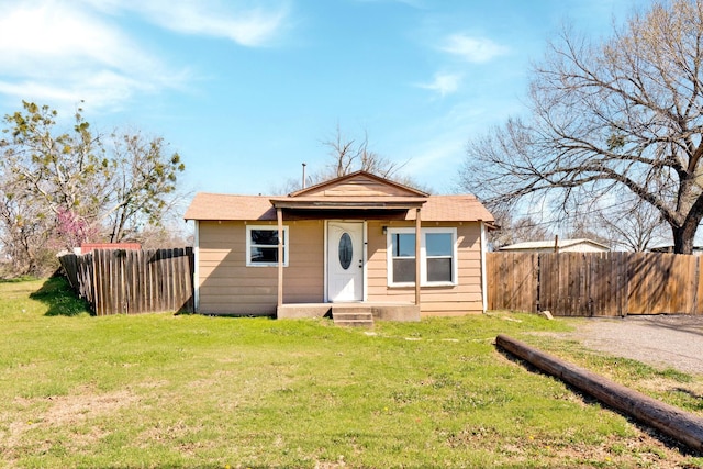 view of front of home featuring a front lawn and fence