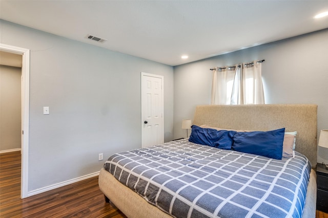 bedroom featuring dark wood-style floors, visible vents, recessed lighting, and baseboards