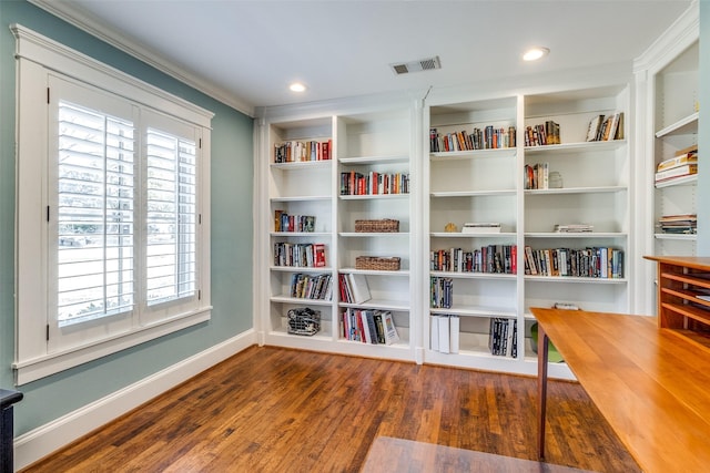 living area featuring recessed lighting, visible vents, baseboards, and wood finished floors