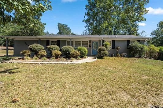 ranch-style house featuring a front lawn