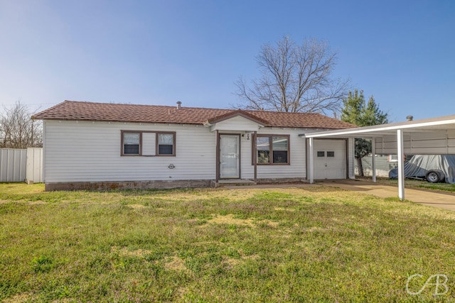 view of front of house featuring a front lawn, fence, concrete driveway, a garage, and a carport