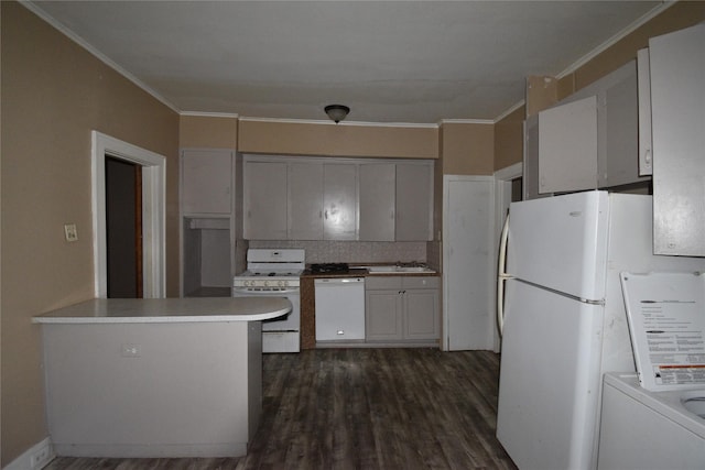 kitchen featuring white appliances, a sink, decorative backsplash, dark wood-type flooring, and crown molding