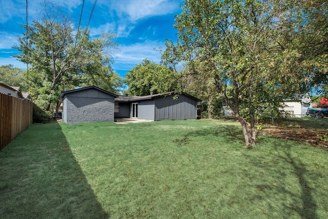 view of yard featuring fence