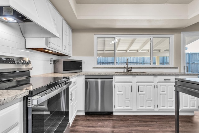 kitchen with a sink, plenty of natural light, under cabinet range hood, and stainless steel appliances