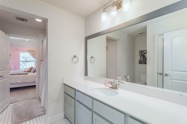 full bath with visible vents, baseboards, toilet, and vanity