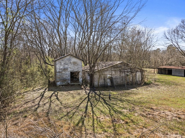 view of yard with an outdoor structure and a pole building