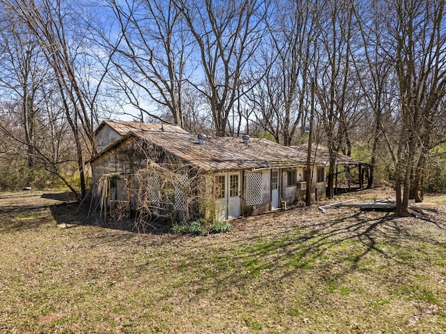 exterior space featuring a yard