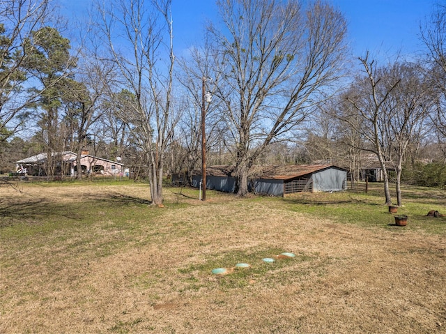 view of yard with an outdoor structure