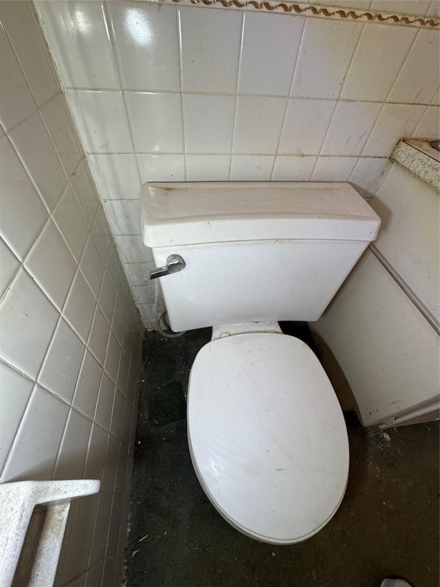 bathroom featuring toilet