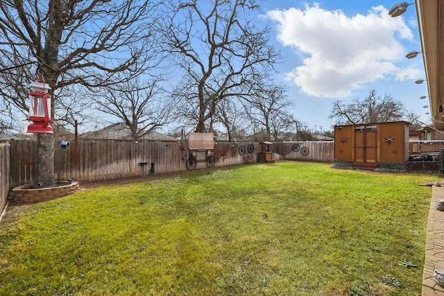 view of yard with a storage shed, an outdoor structure, and a fenced backyard