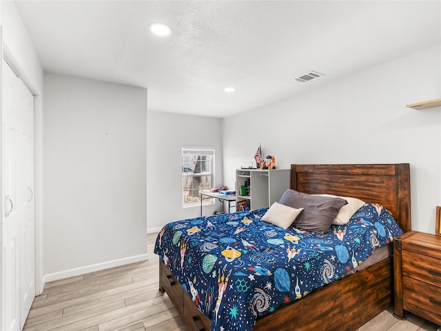 bedroom featuring visible vents, recessed lighting, baseboards, and light wood-style floors