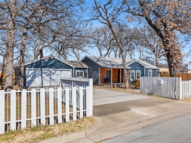 view of front of property featuring a fenced front yard and driveway