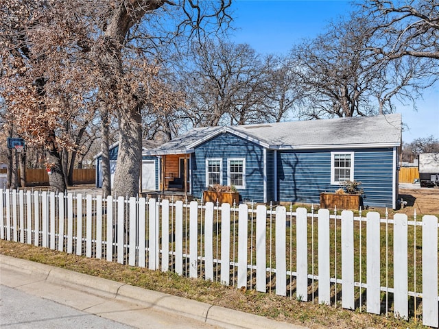 view of front of property featuring a fenced front yard