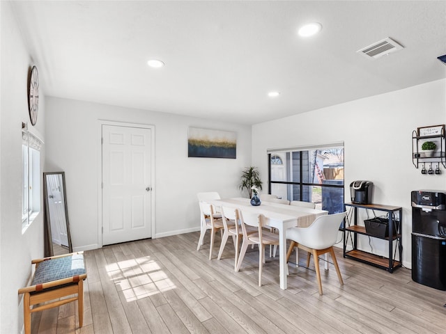 dining area featuring recessed lighting, visible vents, light wood-style flooring, and baseboards