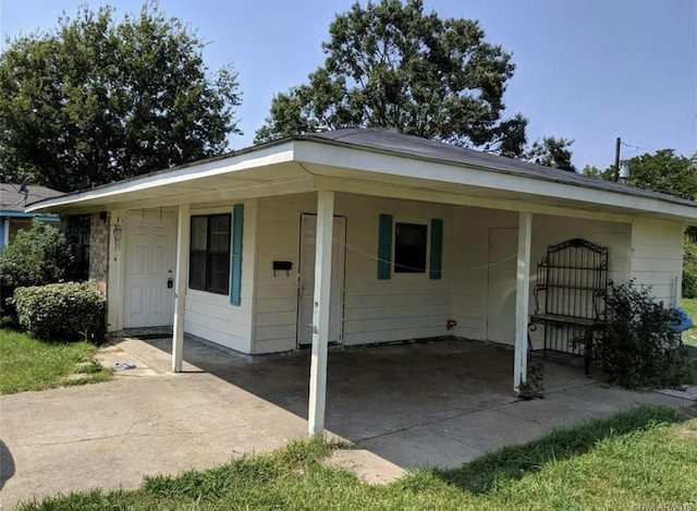 view of front facade with an attached carport