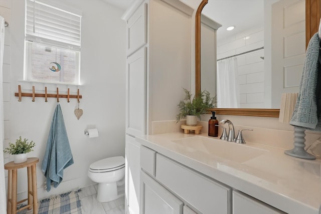 bathroom with recessed lighting, curtained shower, toilet, and vanity